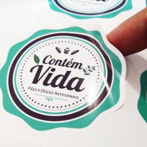 ADESIVO UV RECORTE PERSONALIZADO VINIL 0.10 FORMATO PERSONALIZADO 4x0 IMPRESSÃO UV OPCIONAL 